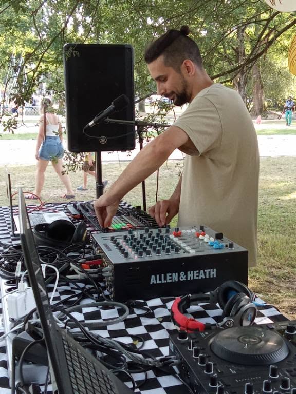 Artiste aux machines sous les arbres du Lac au Duc