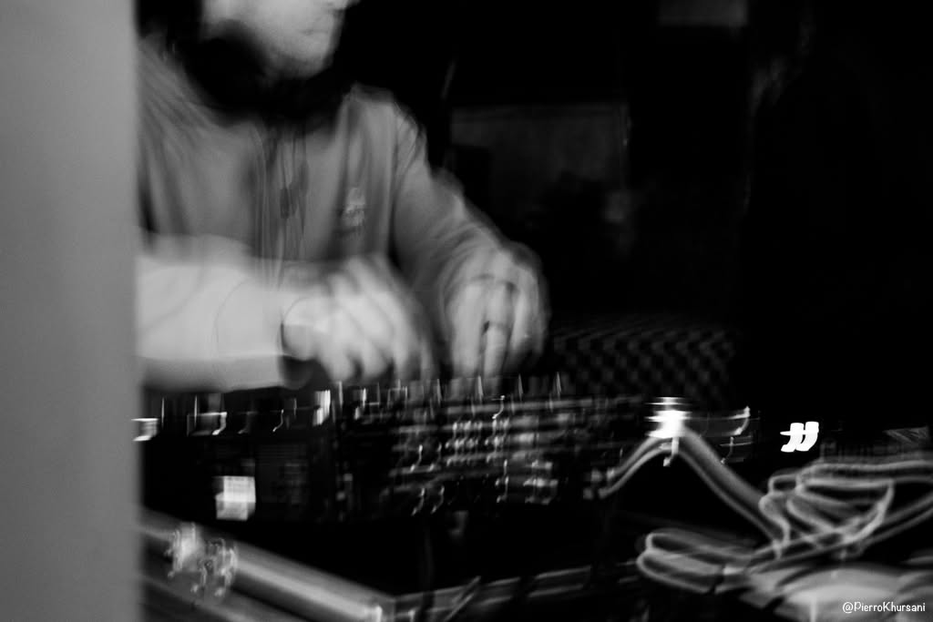 Mouvement des mains du DJ sur la table de mixage