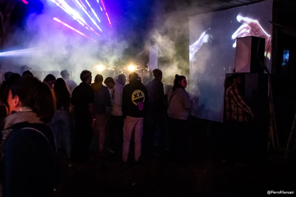 Dancefloor du Moulin à Galettes dans la fumée et les lumières