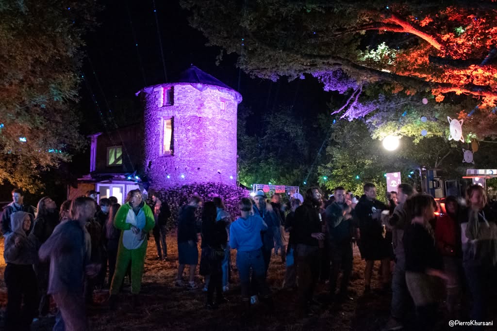 Public et bénévoles réunis devant le moulin de Guillac