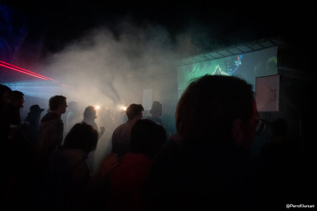 Silhouettes dansant dans la brume lumineuse au Moulin à Galettes