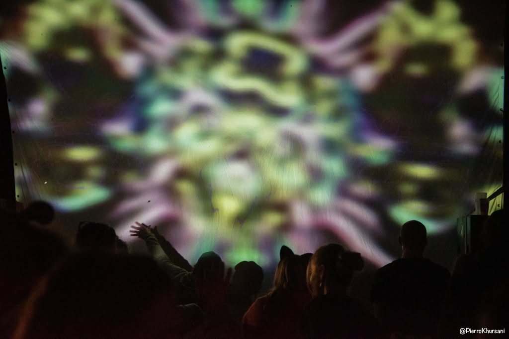 Mapping vidéo coloré face au public du Moulin à Galettes