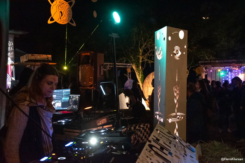 Régie DJ et mapping entourée de la scénographie HFU