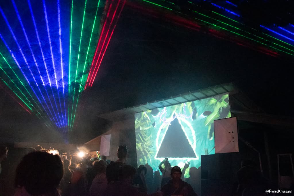 Public sous les lasers face au mapping vidéo