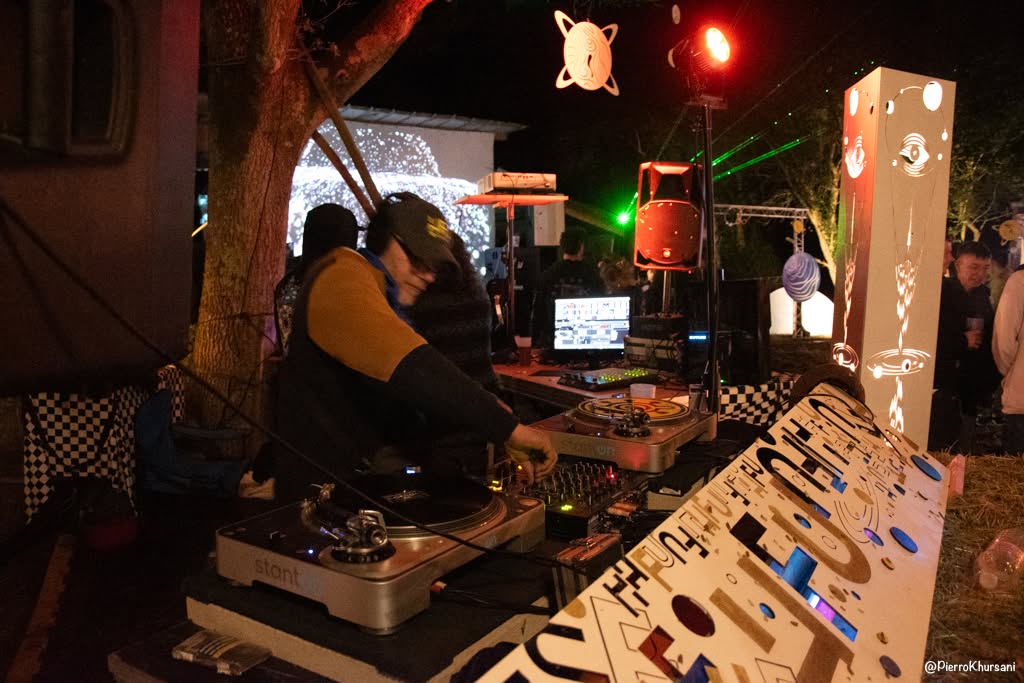 DJ jouant sur vinyles dans le décor nocturne du Moulin