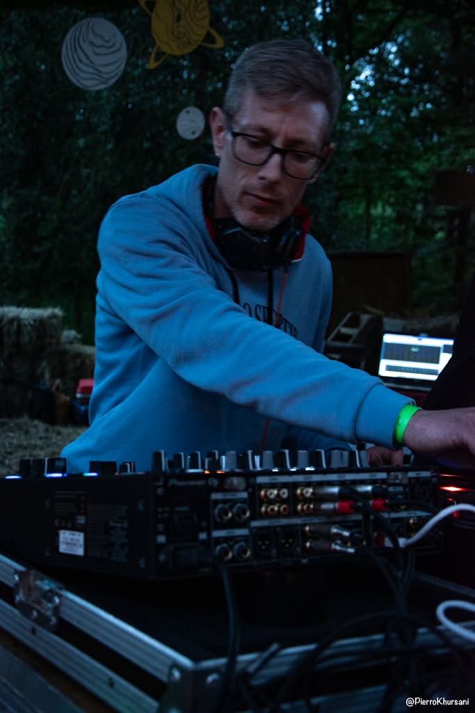 Artiste en DJ set dans le parc du Moulin à Galettes
