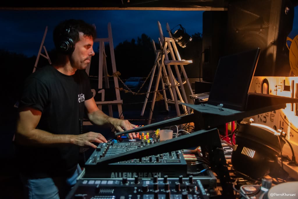 Artiste House for Us en plein DJ set à la tombée de la nuit