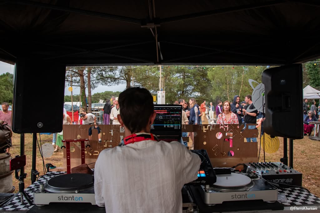 DJ aux platines face au public du Goûter Électronique 5