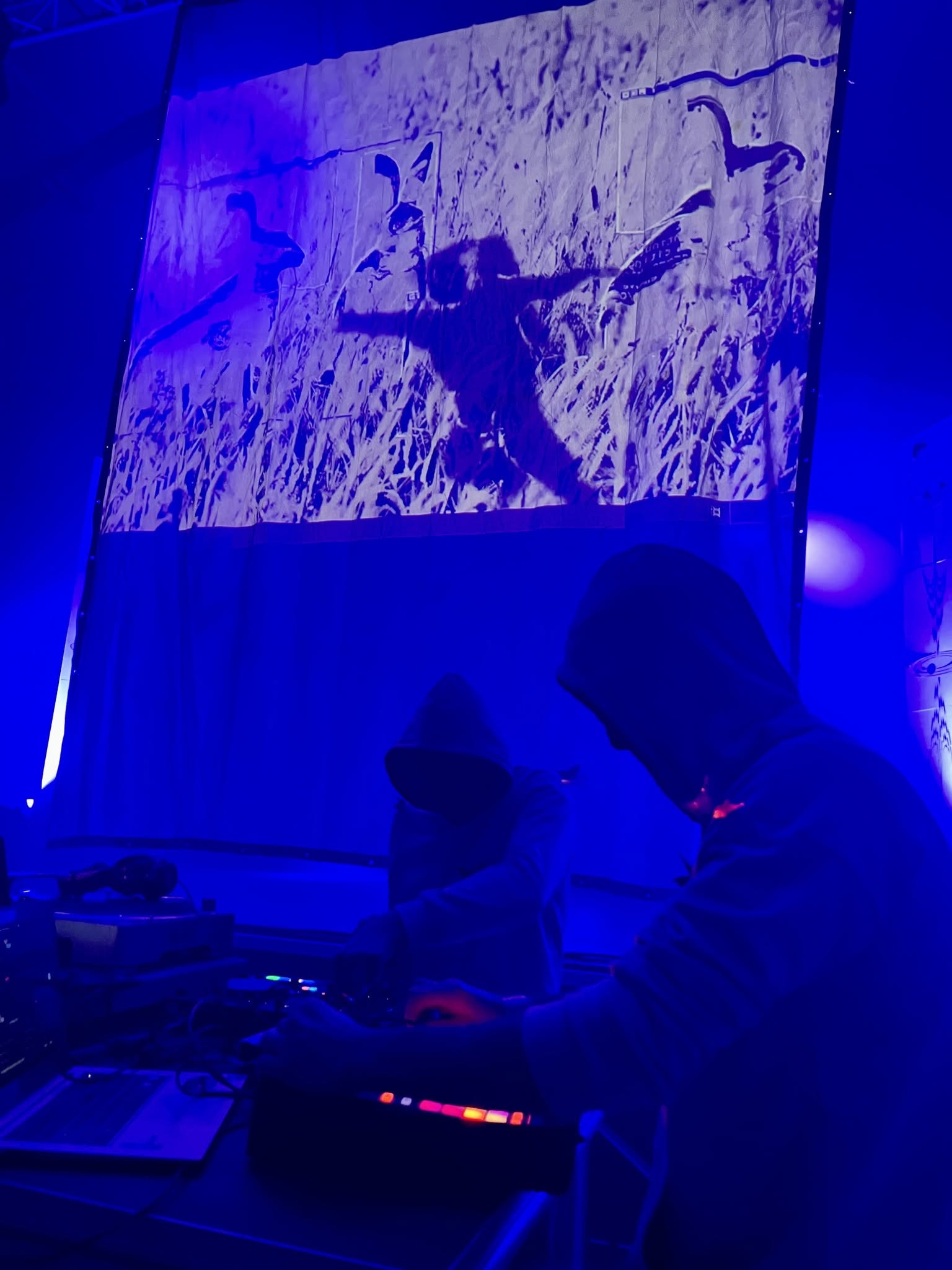 House for Us derrière les platines pendant le concert de soutien
