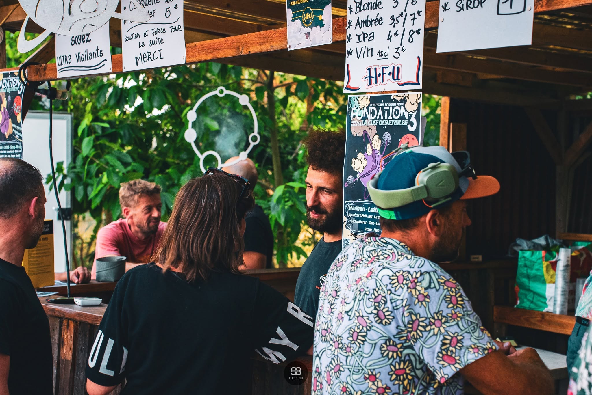 Le public au bar du Goûter Électronique #7