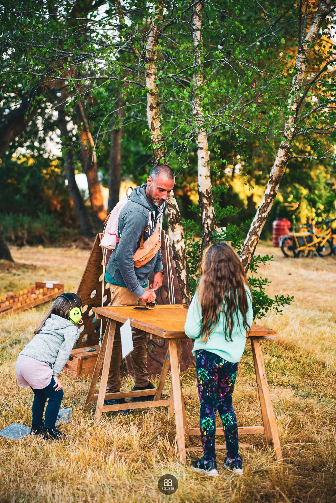 Familles et enfants autour des jeux en bois du Goûter Électronique #7