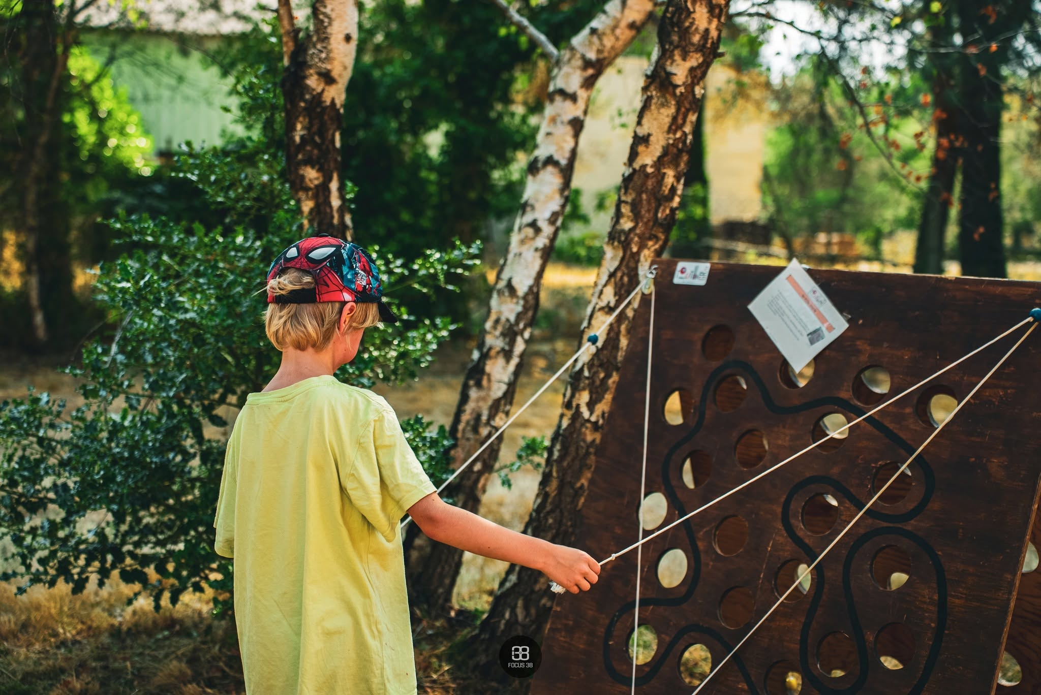 Un enfant découvre les jeux en bois pendant le Goûter Électronique #7